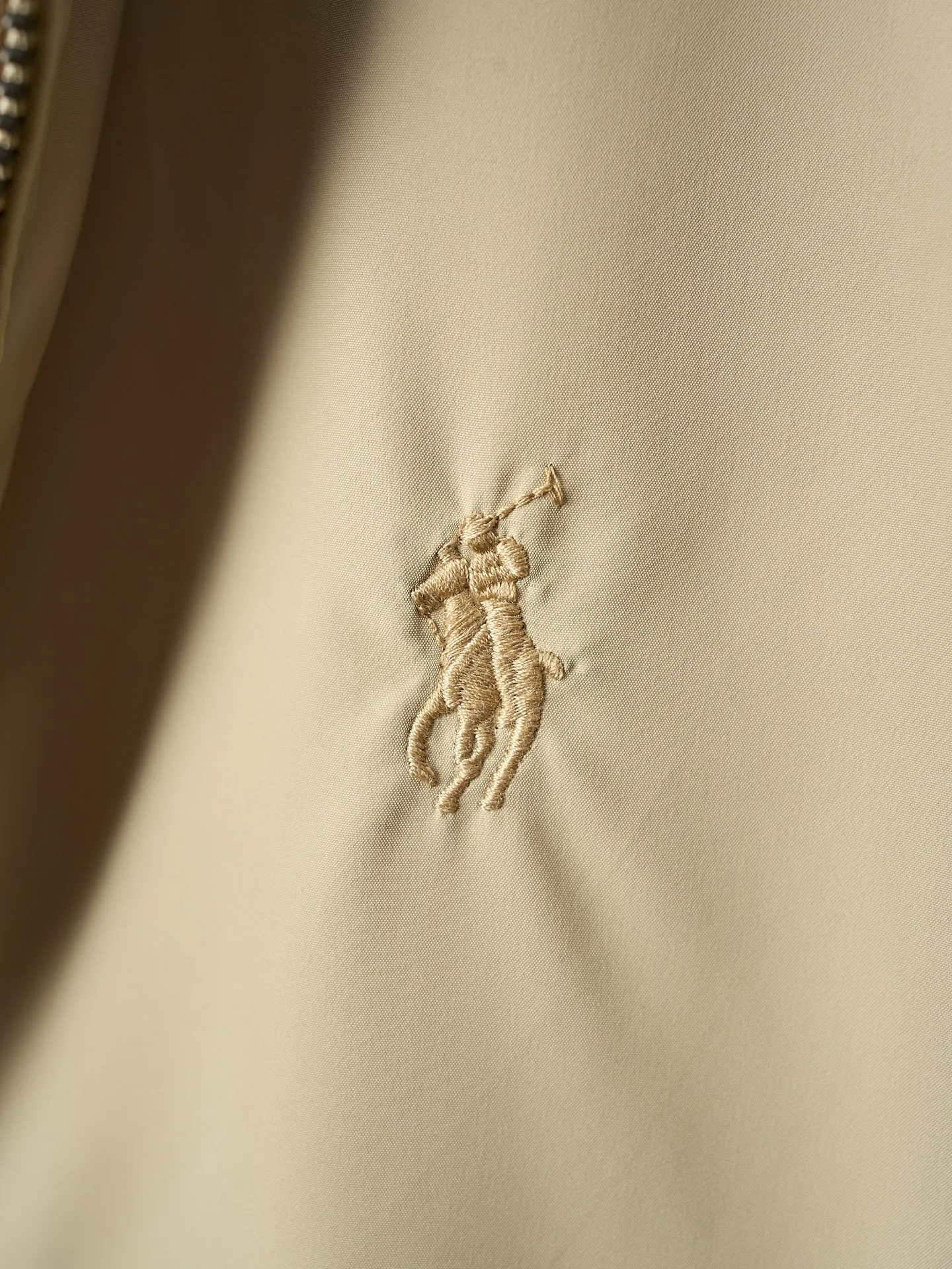 P590 Actual auction] Ralph Lauren/Ralph Lauren pony logo embroidered reversible jacket [Ready stock] S M L The other side is made of matte moiré taffeta that brings a sense of relaxation. It has a casual gene and is embellished with exquisite pony logo. It is highly recognizable. The classic stand-up collar is closed with three hidden button tabs. Simplicity controls complexity. The design philosophy hidden in the details. Double-sided style. One garment hides old money and relaxation. Imported machine embroidery technology is used. Advanced computer control system and sophisticated mechanical components are used to realize the iconic pony embroidery operation with high precision and smooth and delicate lines. The template machine opens the bag. The preset template guides the position, shape and size of the bag opening. The accuracy ensures the quality of the bag opening effect. Process 3: Ergonomic three-dimensional cutting. Return to traditional craftsmanship through segmentation, folding, shrinking and stretching. The so-called slow work produces fine work, which is the respect for the material. The pursuit of feel. The workmanship is complex and cumbersome. Slow aging and high loss. The fabrics have been carefully washed. The hand feel and texture are better. Not easy to deform, not easy to shrink, not easy to fade. Maintains long-lasting good looks and a great fit